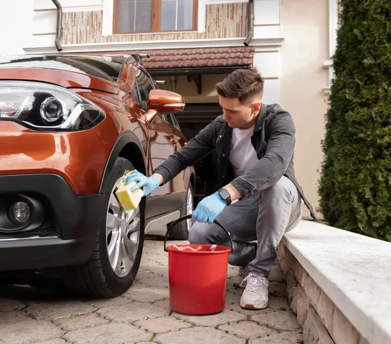 Lavage auto à domicile Sannerville : professionnel intervenant sur un véhicule